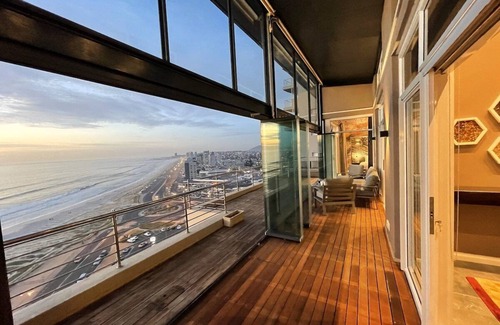 Bloubergstrand Apartamento | Penthouse-100 000 Gemstones on display,All Ensuite