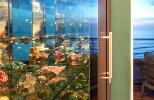 Bloubergstrand Apartamento | Penthouse-100 000 Gemstones on display,All Ensuite