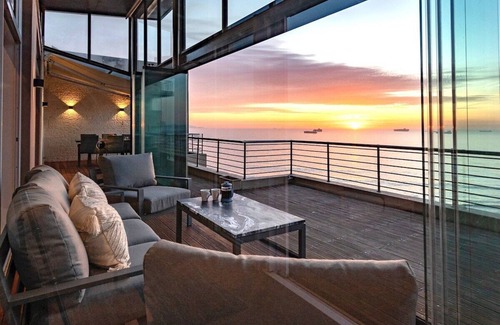 Bloubergstrand Apartamento | Penthouse-100 000 Gemstones on display,All Ensuite