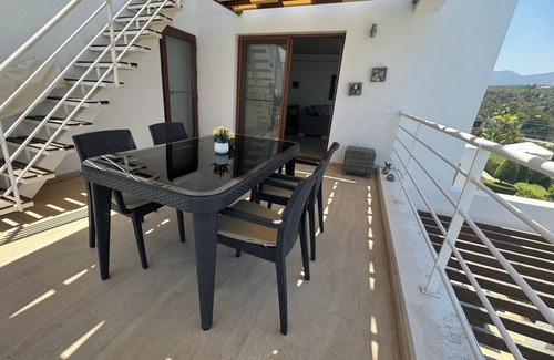 Esentepe Apartamento | Ático con impresionantes vistas al mar y a la montaña