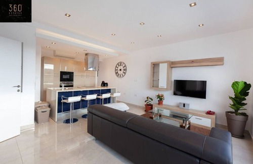 Tal-Ghoqod Apartamento | Penthouse + BBQ Kitchen Island & Massive living