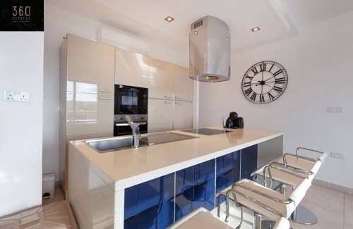 Tal-Ghoqod Apartamento | Penthouse + BBQ Kitchen Island & Massive living