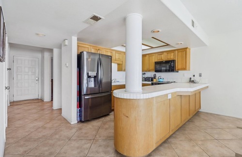 Imperial Beach Condominio | Penthouse Beach Escape! Great View. Gated Parking. WiFI. Heated Pool. Sleeps 6