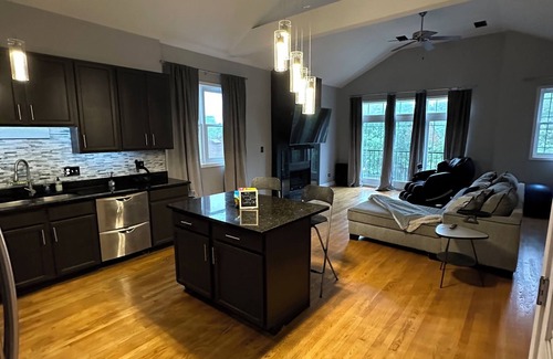 Grand Boulevard Condominio | Penthouse Condo in Chicago featuring Zero Gravity Massage Chair