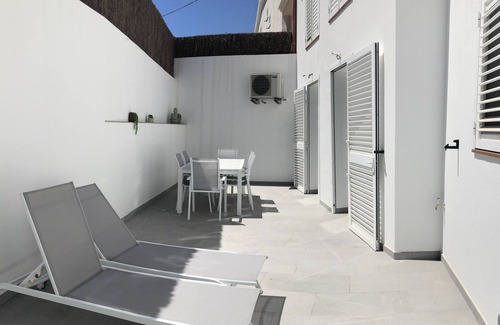Cadaques Apartamento | Ático, contemporáneo, nuevo, estacionamiento, ascensor, 2 dormitorios + 1 sofá cama
