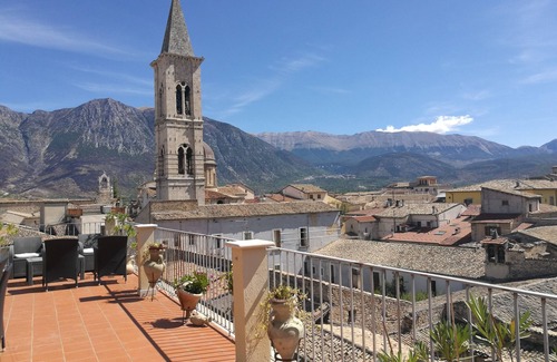 Sulmona Apartamento | Ático dúplex con impresionantes vistas desde la terraza y los balcones