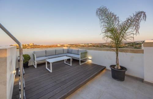 Santa Maria Estate Apartamento | Penthouse in Mellieha with Private Pool & Large Terraces