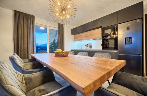Znjan Apartamento | Penthouse Liberty Living with Pool