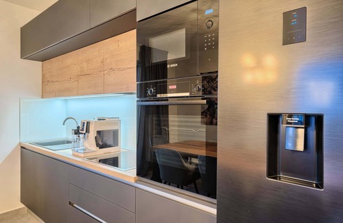 Znjan Apartamento | Penthouse Liberty Living with Pool