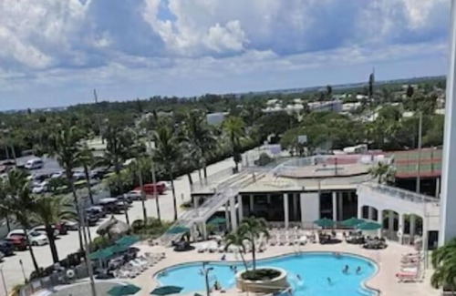 Cocoa Isles Complejo | Penthouse on Cocoa Beach Ocean Front-Double Balcony