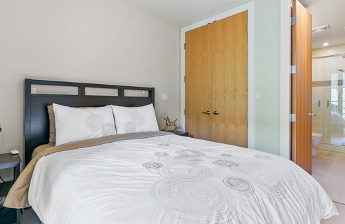 Sicamous Apartamento | Penthouse on Mara Lake with Pool, BOAT SLIP and gym 3 bedrooms/ 3 bathrooms