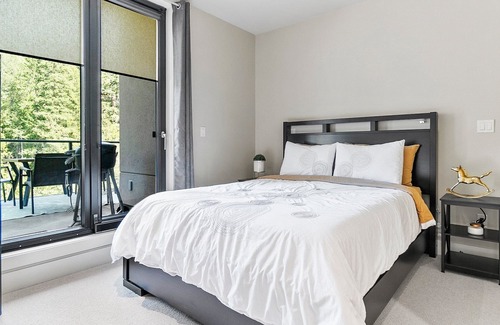 Sicamous Apartamento | Penthouse on Mara Lake with Pool, BOAT SLIP and gym 3 bedrooms/ 3 bathrooms