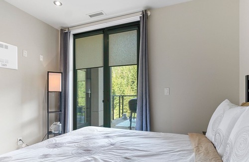 Sicamous Apartamento | Penthouse on Mara Lake with Pool, BOAT SLIP and gym 3 bedrooms/ 3 bathrooms