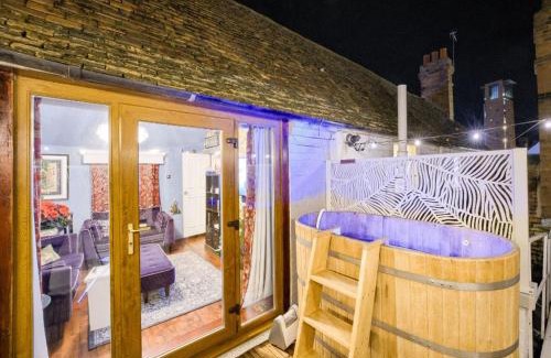 City Centre Apartamento | Penthouse On Waterside With River Views, Private Parking & Secluded Hot Tub