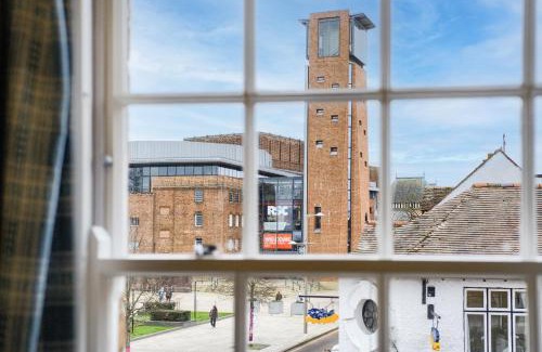 City Centre Apartamento | Penthouse On Waterside With River Views, Private Parking & Secluded Hot Tub
