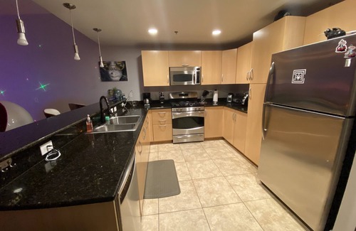 Downtown Las Vegas Condominio | Penthouse One Bedroom Sonos Sound + Philips Hue Immersive Lighting