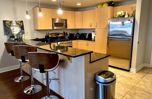 Downtown Las Vegas Condominio | Penthouse One Bedroom Sonos Sound + Philips Hue Immersive Lighting