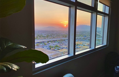Downtown Las Vegas Condominio | Penthouse One Bedroom Sonos Sound + Philips Hue Immersive Lighting