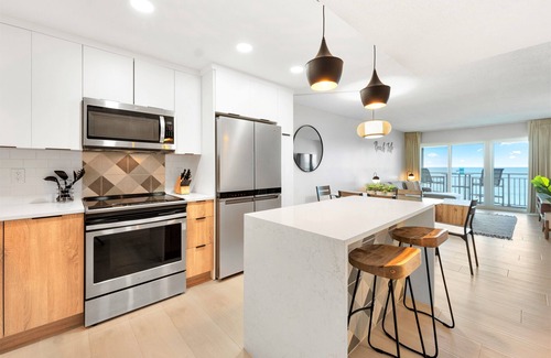 Satellite Beach Condominio | Chic Oceanfront Penthouse Steps to Beach & Pool