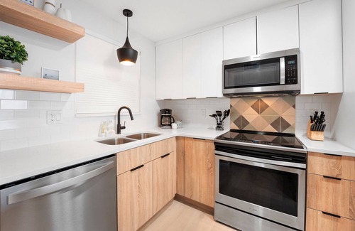 Satellite Beach Condominio | Chic Oceanfront Penthouse Steps to Beach & Pool