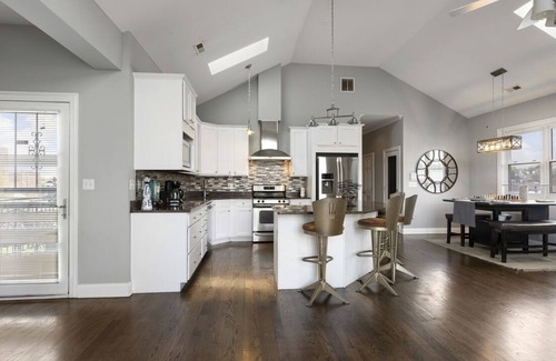 Bronzeville Condominio | Penthouse Spa Condo @ Bronzeville