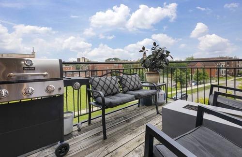 Bronzeville Condominio | Penthouse Spa Condo @ Bronzeville
