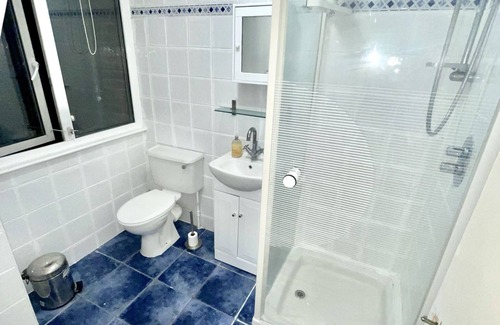 Golders Green Apartamento | Penthouse Studio With 2 Double Beds, TV and Workspace