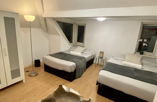 Golders Green Apartamento | Penthouse Studio With 2 Double Beds, TV and Workspace
