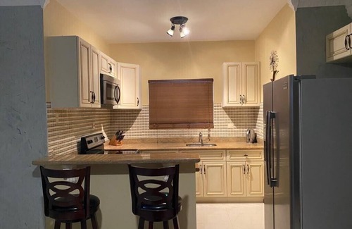 West Gate Hills Apartamento | Penthouse Suite - Minutes from the beach!