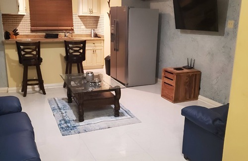 West Gate Hills Apartamento | Penthouse Suite - Minutes from the beach!