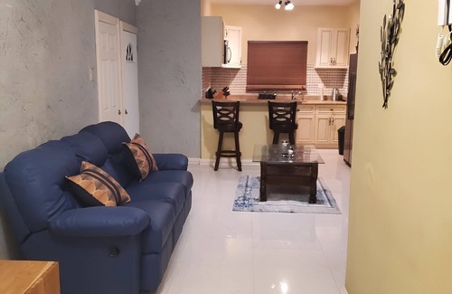 West Gate Hills Apartamento | Penthouse Suite - Minutes from the beach!