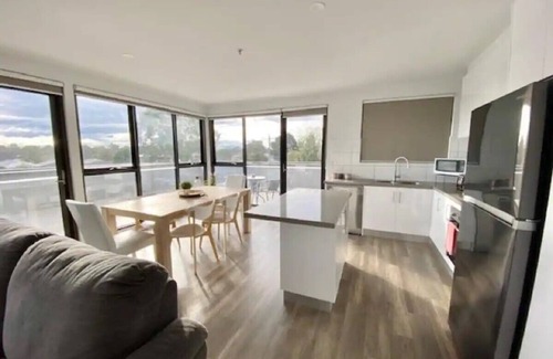 Heidelberg Heights Apartamento | Penthouse, top level, open plan, quiet, clean, lge balcony, near Hospitals & Uni