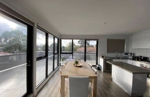 Heidelberg Heights Apartamento | Penthouse, top level, open plan, quiet, clean, lge balcony, near Hospitals & Uni