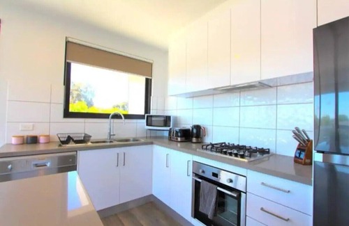 Heidelberg Heights Apartamento | Penthouse, top level, open plan, quiet, clean, lge balcony, near Hospitals & Uni