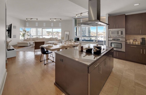 Marina District Condominio | Penthouse Views 2BR/2BA High-Rise Retreat