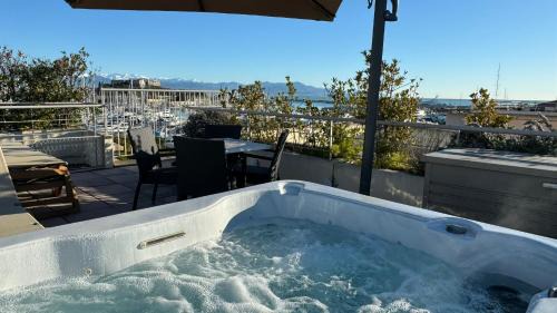 Antibes City Centre Apartamento | Penthouse vue mer avec Rooftop,Jacuzzi,et parking privé