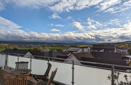 Usingen Apartamento | Penthouseferienwohnung mit Taunusblick
