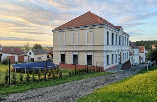 Uhercice Casa | Penzion Zamecek