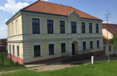 Uhercice Casa | Penzion Zamecek