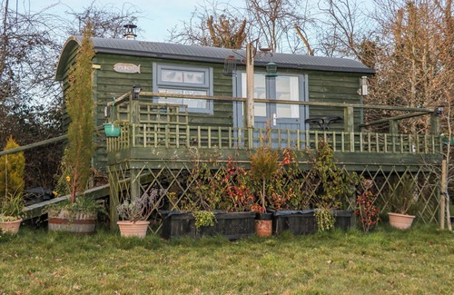 Hadlow Down Cabaña | PERCH HUT, pet friendly, character holiday cottage in Crowborough