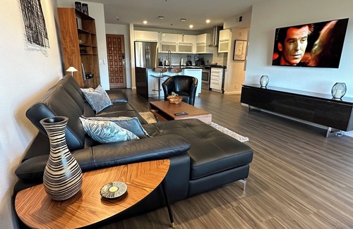 Park West Condominio | Perched on a serene hillside, enjoy spectacular views of the San Diego Bay