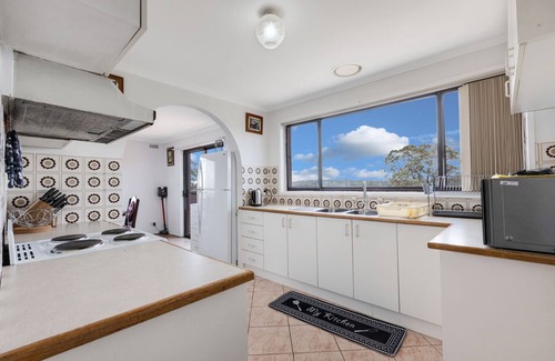 Lakes Entrance Casa | Perched on a slope, this retreat offers views of the ocean in the distance