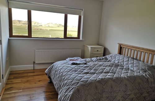 Enniscrone Casa | Encaramado en el borde del campo de golf Enniscrone con vistas panorámicas.