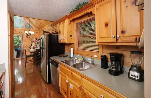 Black Bear Falls Cabina | Perfect 2BD Cabin by Pond! HOT TUB + Near Town