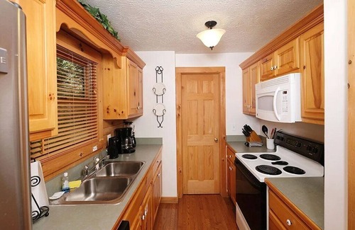 Black Bear Falls Cabina | Perfect 2BD Cabin by Pond! HOT TUB + Near Town