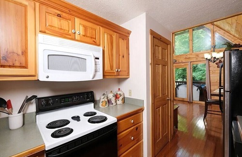 Black Bear Falls Cabina | Perfect 2BD Cabin by Pond! HOT TUB + Near Town