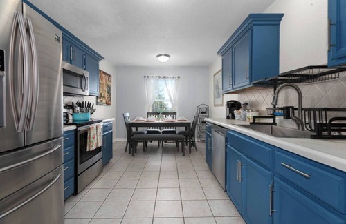 Waldron Casa | Perfect 3 BR Home in North KC near the Airport!