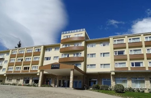 San Carlos de Bariloche Hotel | Perfect Hideaway: Garden View Room Near Nahuel Huapi Lake and Playa Del Centro