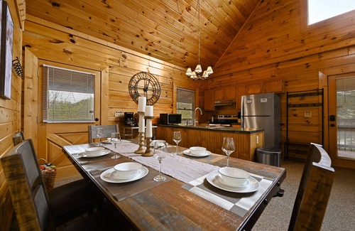 Sevierville Cabina | Perfect Cabin with Hot Tub, Grill, EV Charger