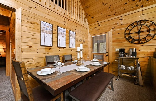 Sevierville Cabina | Perfect Cabin with Hot Tub, Grill, EV Charger